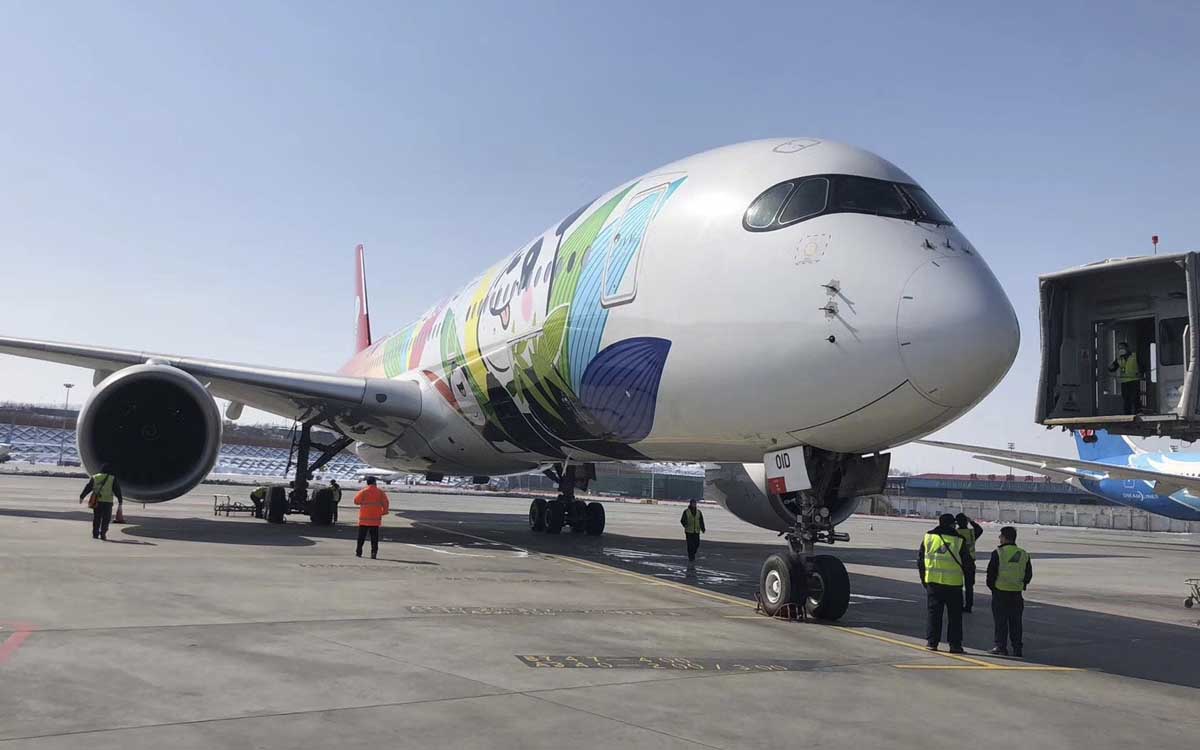 Un avión aterriza de emergencia en China por una batería portátil que empezó a echar humo