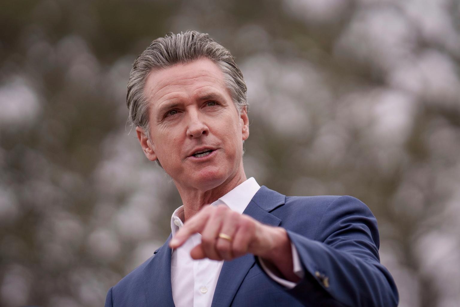 Newsom analiza cómo ayudar a inmigrantes ilegales a evitar la deportación masiva planeada por Trump