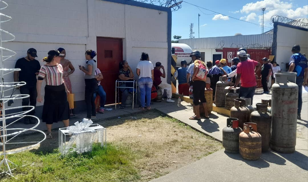 Ir en muletas, con informes médicos y niños en brazos: las maromas para llenar una bombona de gas en Barinas