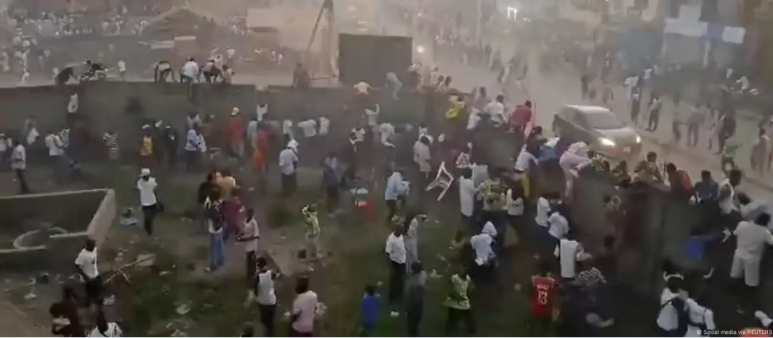 Estampida de aficionados tras un partido de fútbol dejó al menos 56 fallecidos en Guinea (VIDEO)