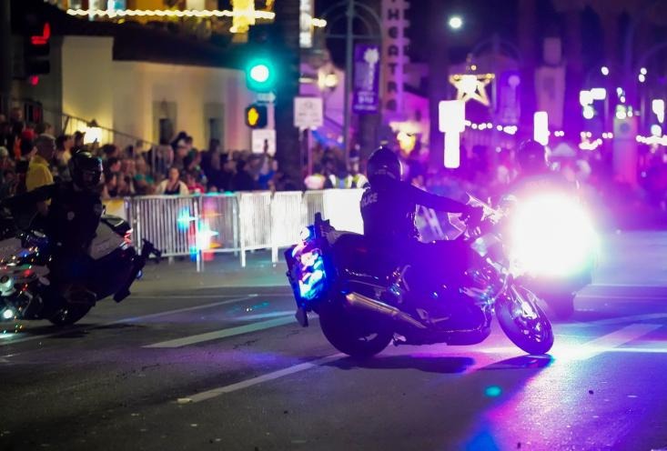 Policía de California perdió una mano e hirió a nueve personas tras accidente en desfile navideño