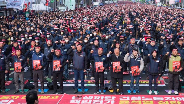 Grupo sindical propuso una huelga indefinida para presionar al presidente surcoreano con la renuncia