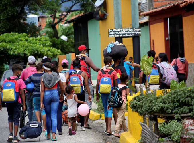 A punta de amenazas, desplazaron a una familia venezolana en Colombia