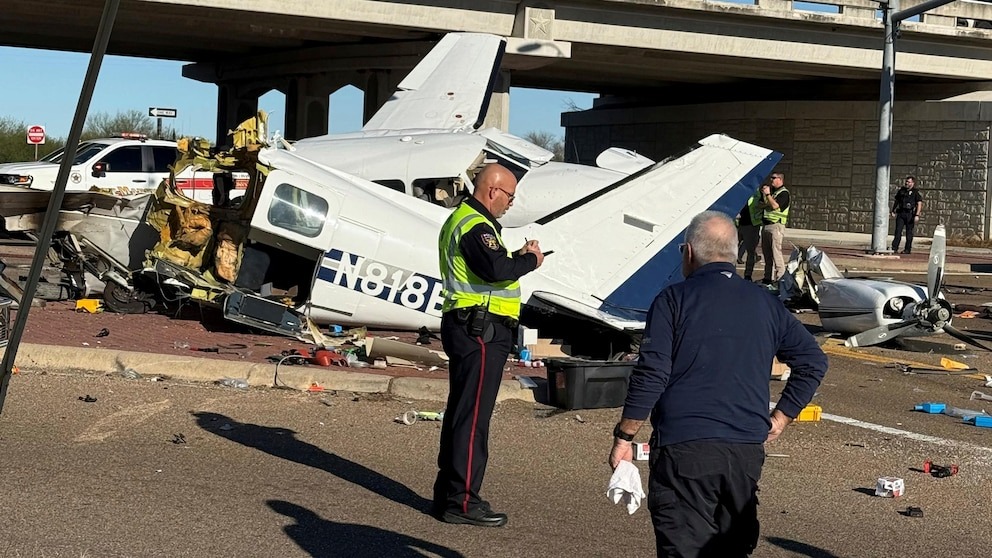 Pánico en autopista de Texas: avioneta se estrelló contra varios vehículos y acabó partida en dos (VIDEO)