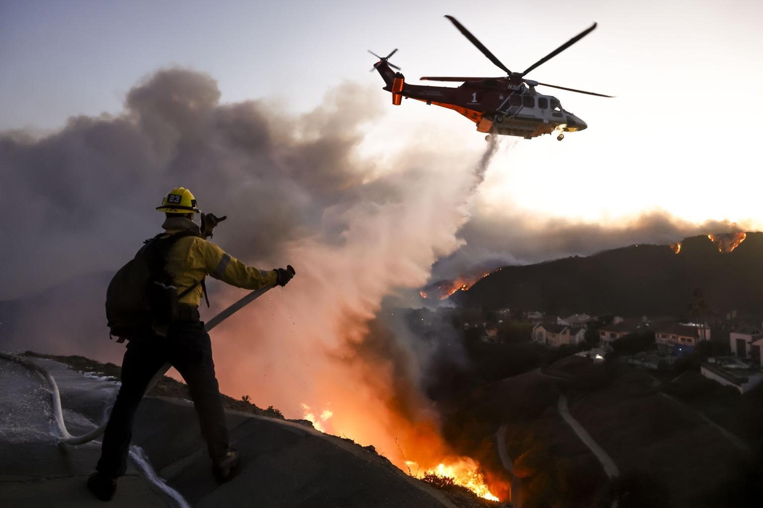 Bomberos se quedan sin agua mientras los incendios arrasan Los Ángeles (VIDEO)