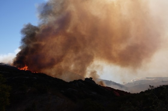 Tormenta de viento mortal aviva los incendios en el sur de California