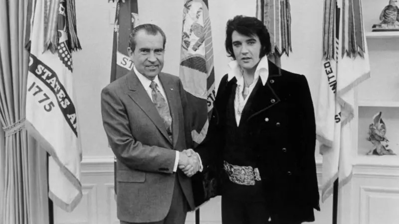 El día que Elvis Presley le quiso regalar una pistola a Richard Nixon, el presidente de EEUU