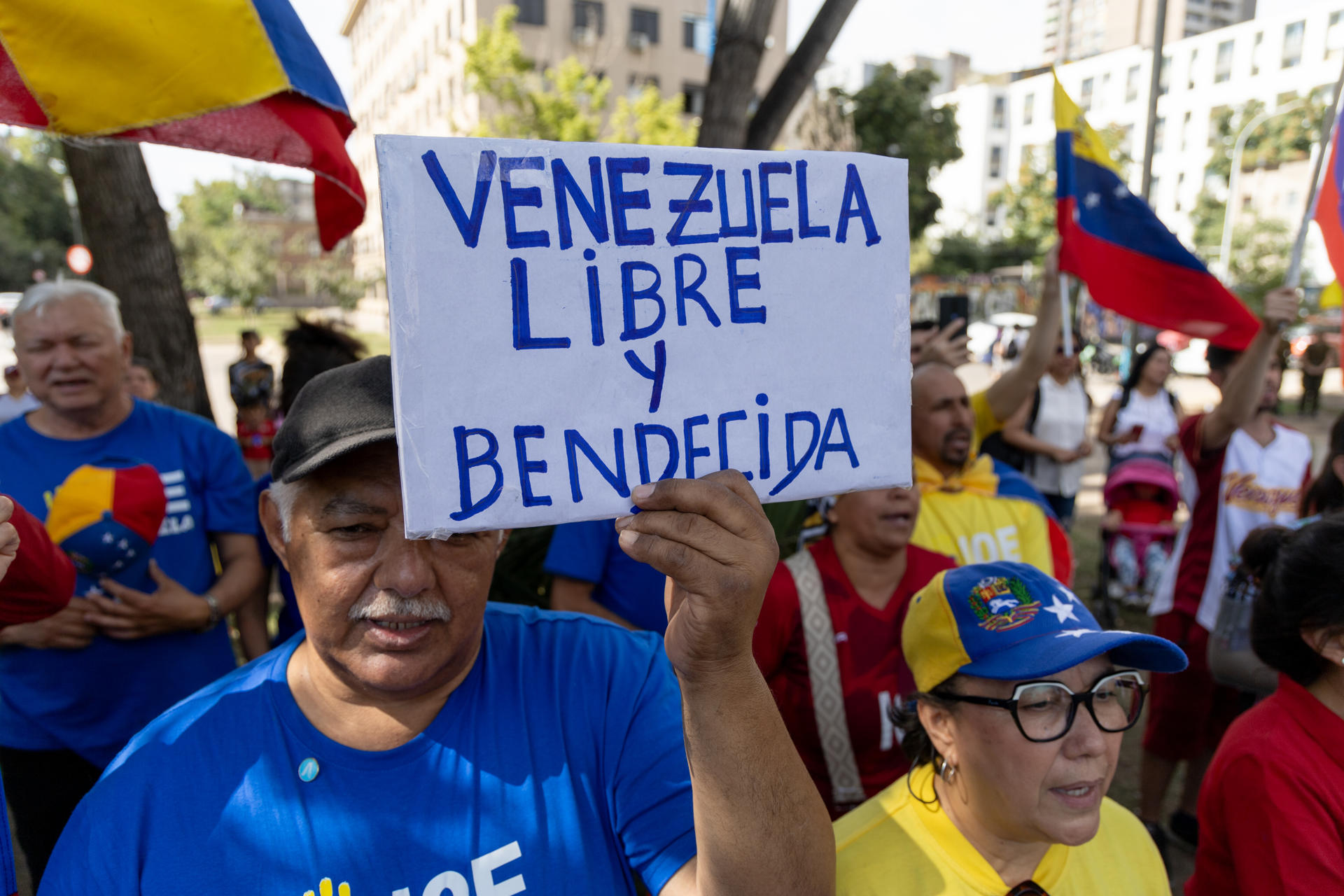 “Consumó un golpe de Estado”, venezolanos en Chile protestaron contra la írrita investidura de Maduro (Fotos)