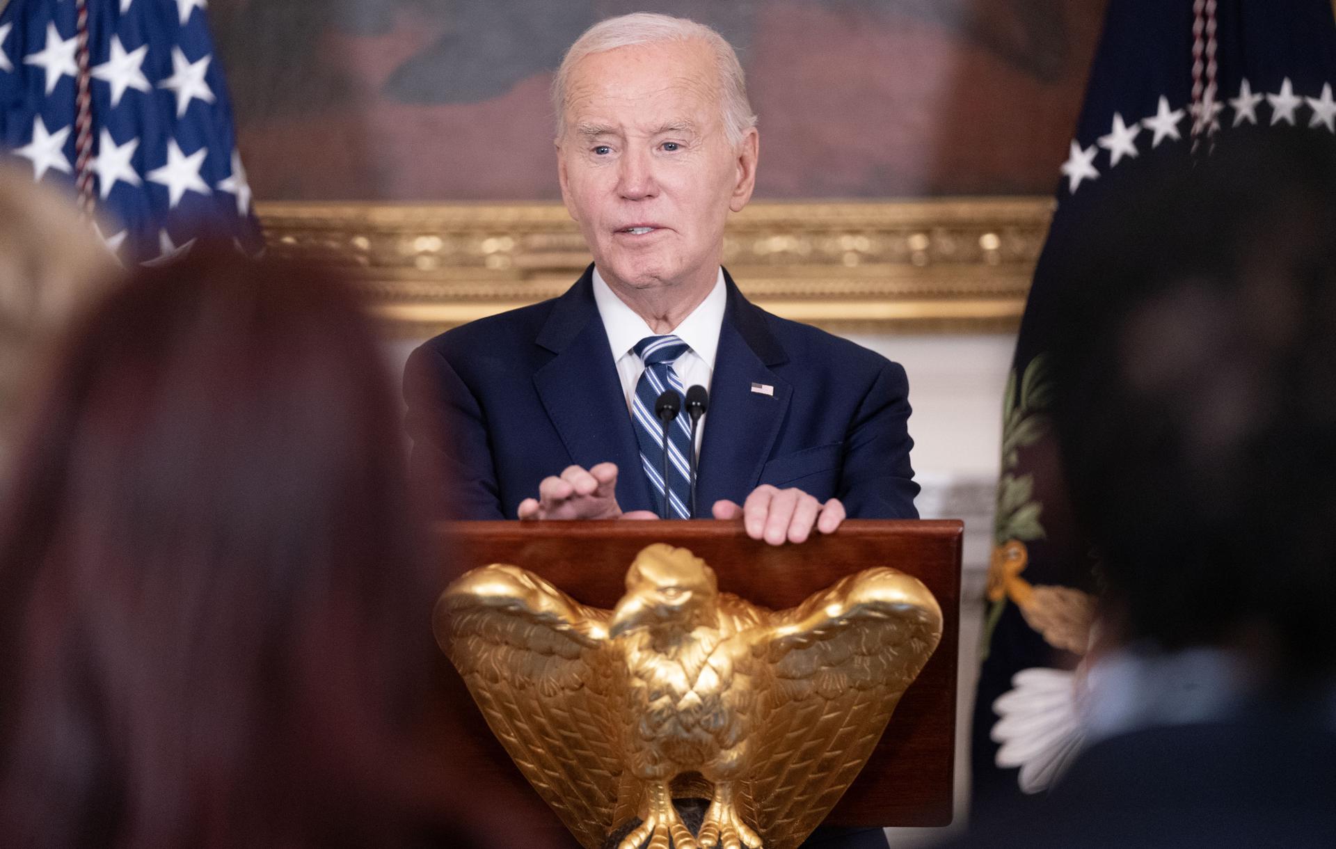 Biden canceló su viaje a Italia para atender la crisis de los incendios forestales que arrasan Los Ángeles