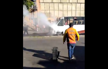 Pasajeros de un autobús huyeron despavoridos luego que se incendiará en Ruiz Pineda (VIDEO)