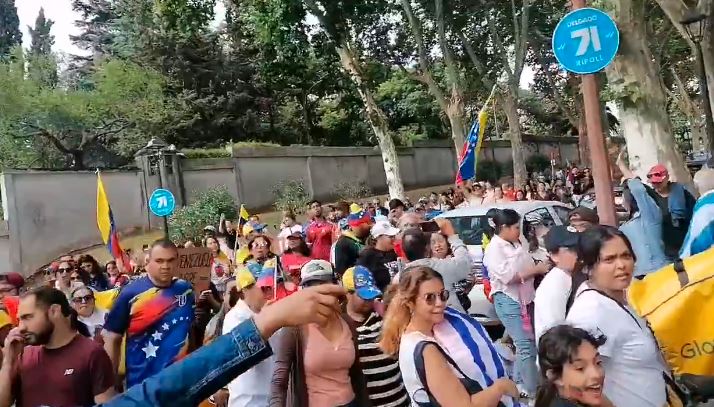 Venezolanos en Uruguay se movilizaron a concentración masiva para recibir a Edmundo González (VIDEO)