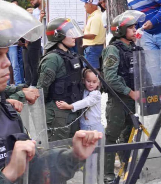 La FOTO: Niña da un abrazo de esperanza y reconciliación a una GNB en Mérida