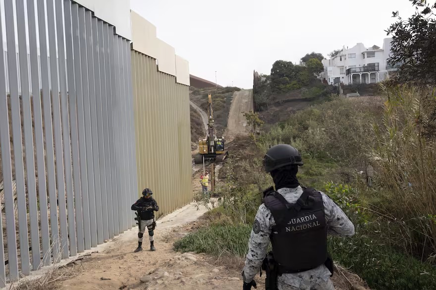 Negocio de los cruces ilegales de México a EEUU continúa y desafía a Trump: los costos en la frontera