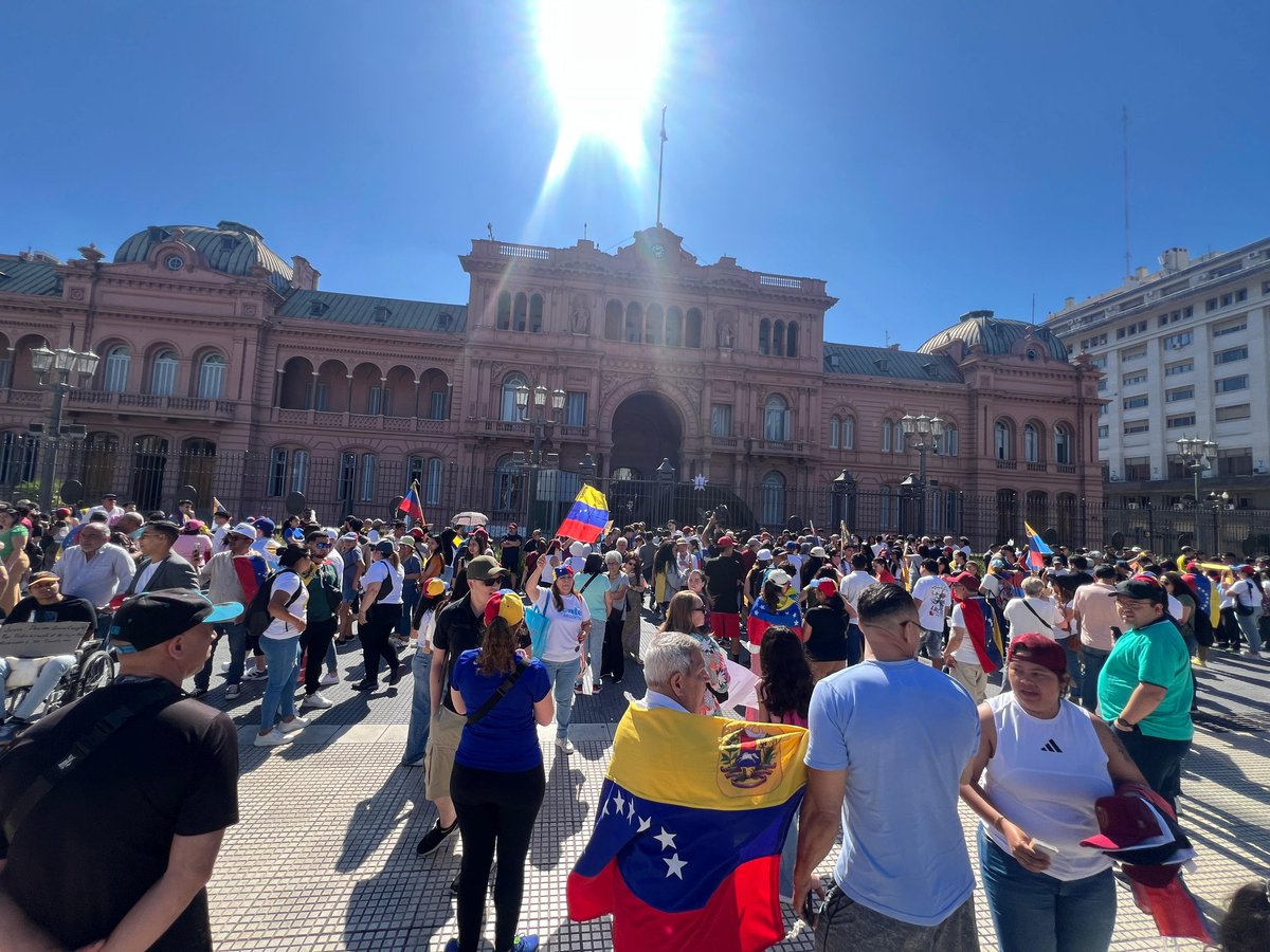 Venezolanos en Buenos Aires se concentran en la Plaza de Mayo para recibir a Edmundo González (Imágenes)