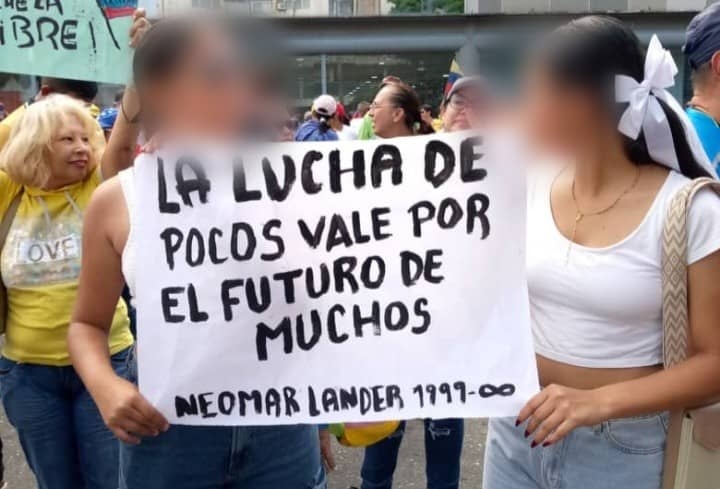 Jóvenes de Barinas se unieron a la protesta con un cartel que recuerda a Neomar Lander