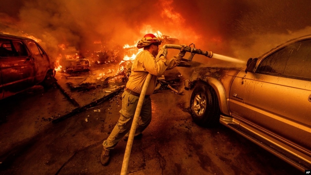 “Tú corre y déjame aquí”: El drama de los residentes que huyen de los incendios en Los Ángeles