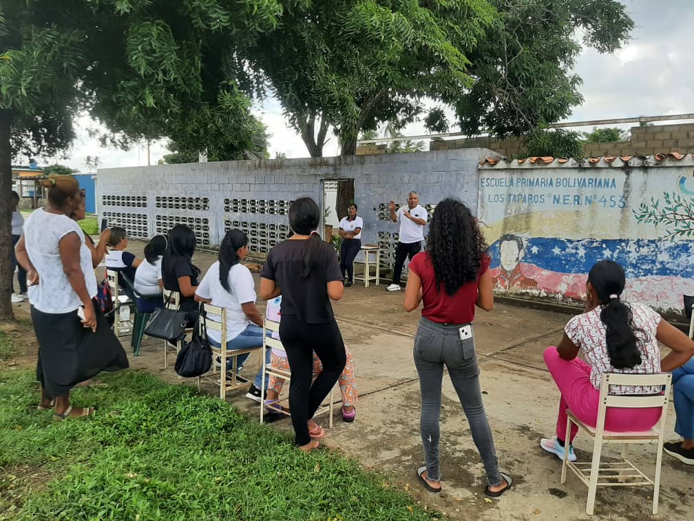 Autoridades escolares pretenden que niños falconianos vean clases en la calle