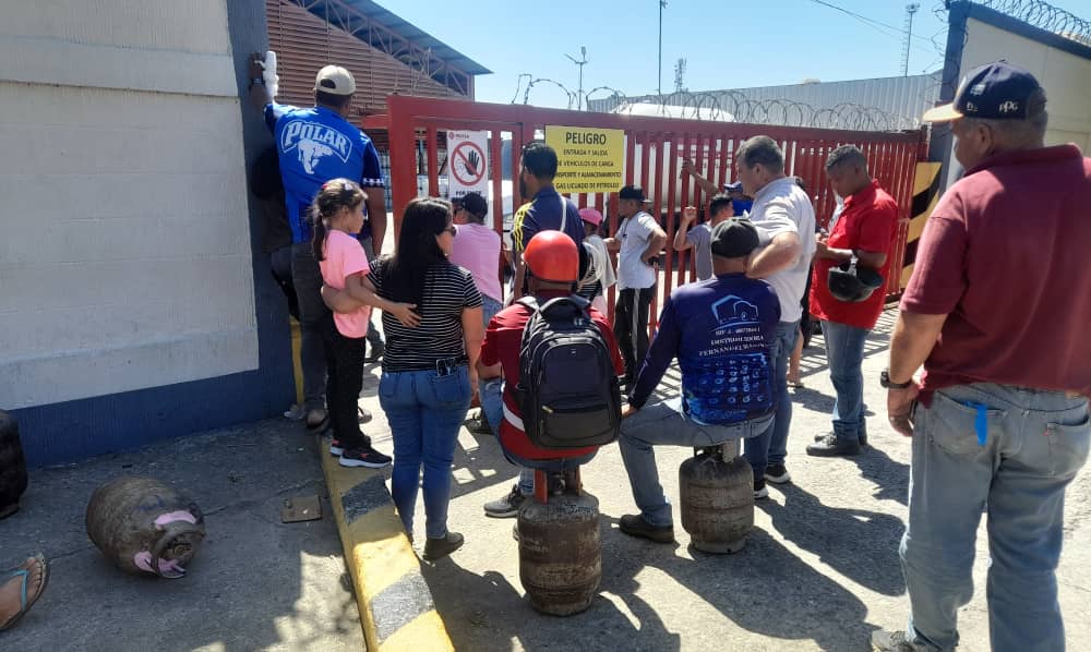 “A cuenta gotas” recargan y distribuyen bombonas de gas en barrios de Barinas