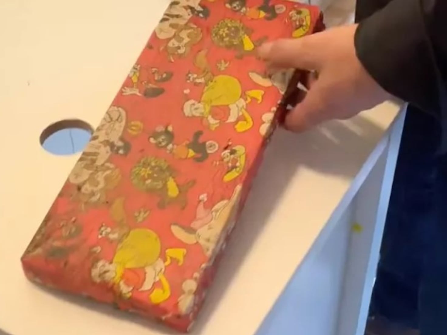 VIDEO: Hombre halló un valioso regalo de Navidad de 1978 detrás de una pared en casa de sus padres