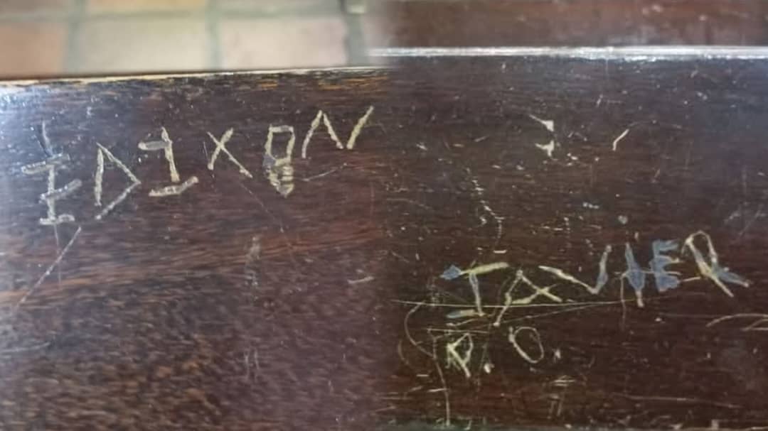 Presuntos estudiantes vandalizaron la catedral de Barinas al rayar las bancas con sus nombres