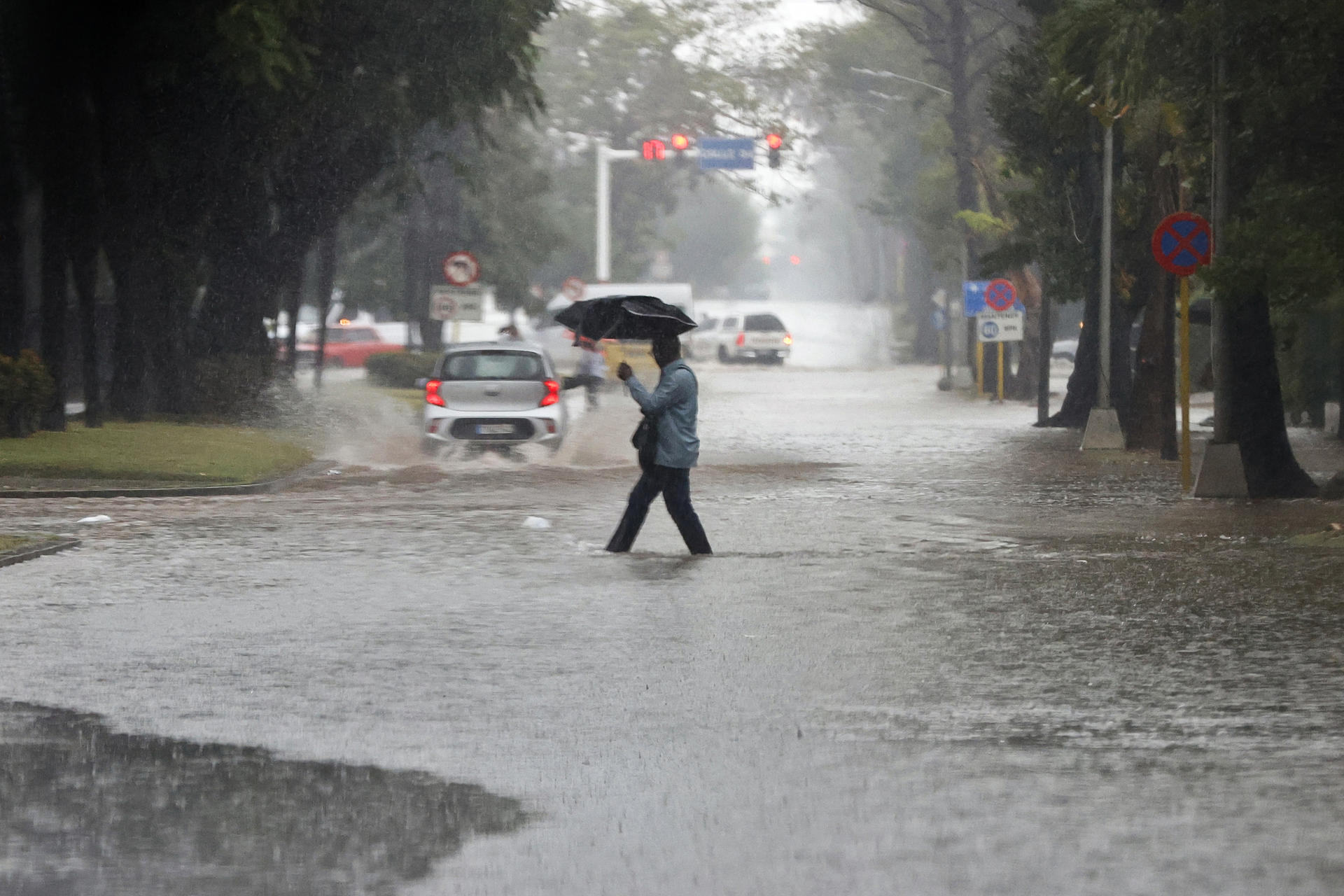 Rescatistas hallaron al niño succionado por una alcantarilla durante las intensas lluvias en Cuba